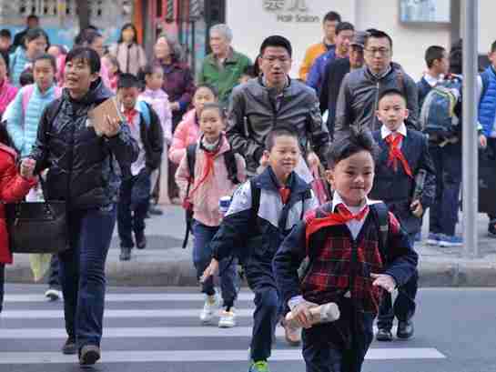 告别春节假期广州中小学开学 小豆丁们起早上学啦